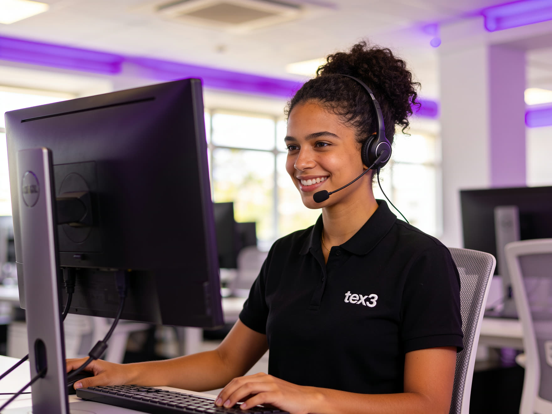 Consultora Tex 3 em atendimento com headset
